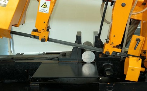 娄星数控带锯床自动送料精度会出现偏差吗？