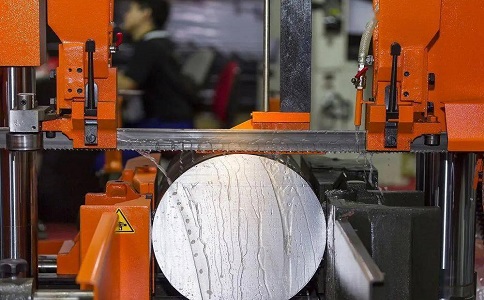 娄星立式金属带锯床切削出现跑带故障解决方法！